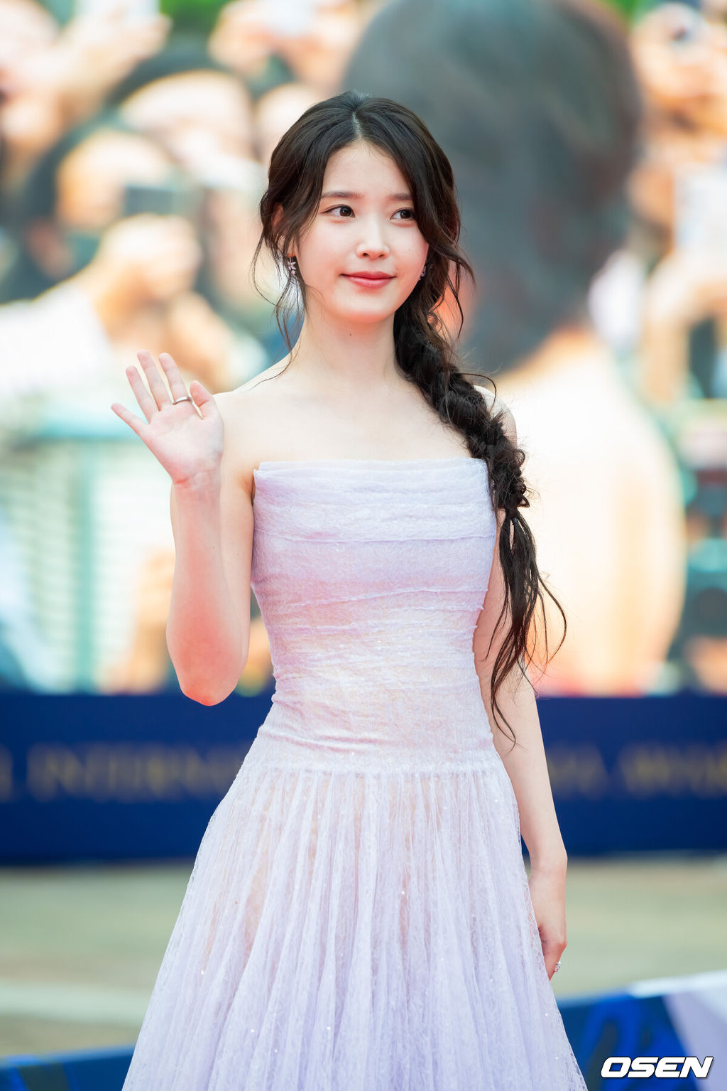 2일 오후 서울 여의도 KBS 본관에서 2025 서울드라마어워즈가 진행됐다.이번 시상식은 20주년을 맞아 전 세계 드라마를 대표하는 배우와 제작진이 한자리에 모이는 국제적인 축제다. 이번 시상식에는 배우 주지훈, 아이유, 김민하, 일본 배우 사카구치 켄타로, 가수 영탁 등이 수상자로 무대에 오른다. 아일릿과 영탁 등 뮤지션들의 축하 공연도 펼쳐진다. 배우 겸 가수 아이유가 레드카펫을 밟고 있다.   2025.10.02 / soul1014@osen.co.kr