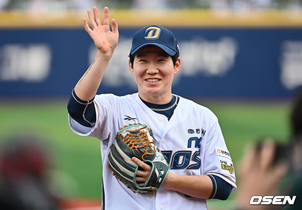 17일 울산 문수야구장에서 2025 신한 SOL 뱅크 KBO 리그 NC 다이노스와 키움 히어로즈의 더블헤더 2차전 경기가 열렸다. 홈팀 NC는 최성영이, 방문팀 키움은 김연주가 선발로 나섰다.NC 다이노스 박민우가 경기장을 찾은 가족을 향해 손을 흔들고 있다. 2025.05.17 / foto0307@osen.co.kr