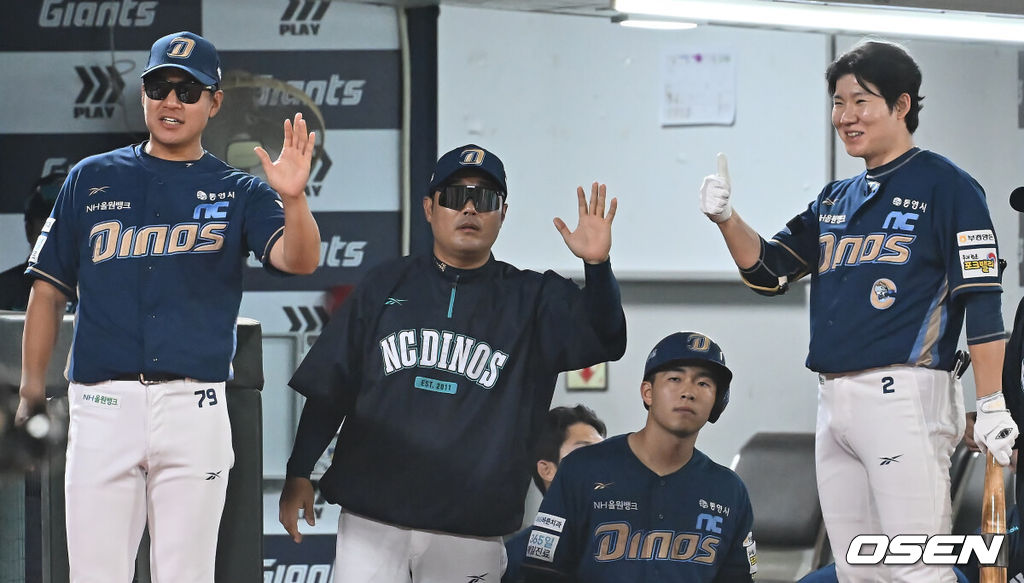30일 부산 사직야구장에서 2025 신한 SOL 뱅크 KBO 리그 롯데 자이언츠와 NC 다이노스의 경기가 열렸다. 홈팀 롯데는 감보아가, 방문팀 NC는 목지훈이 선발 출전했다.NC 다이노스 이호준 감독과 조영훈 코치, 박민우가 6회초 무사 2,3루 중견수 희생플라이로 역전에 성공한 권희동과 하이파이브를 하고 있다. 2025.07.30 / foto0307@osen.co.kr