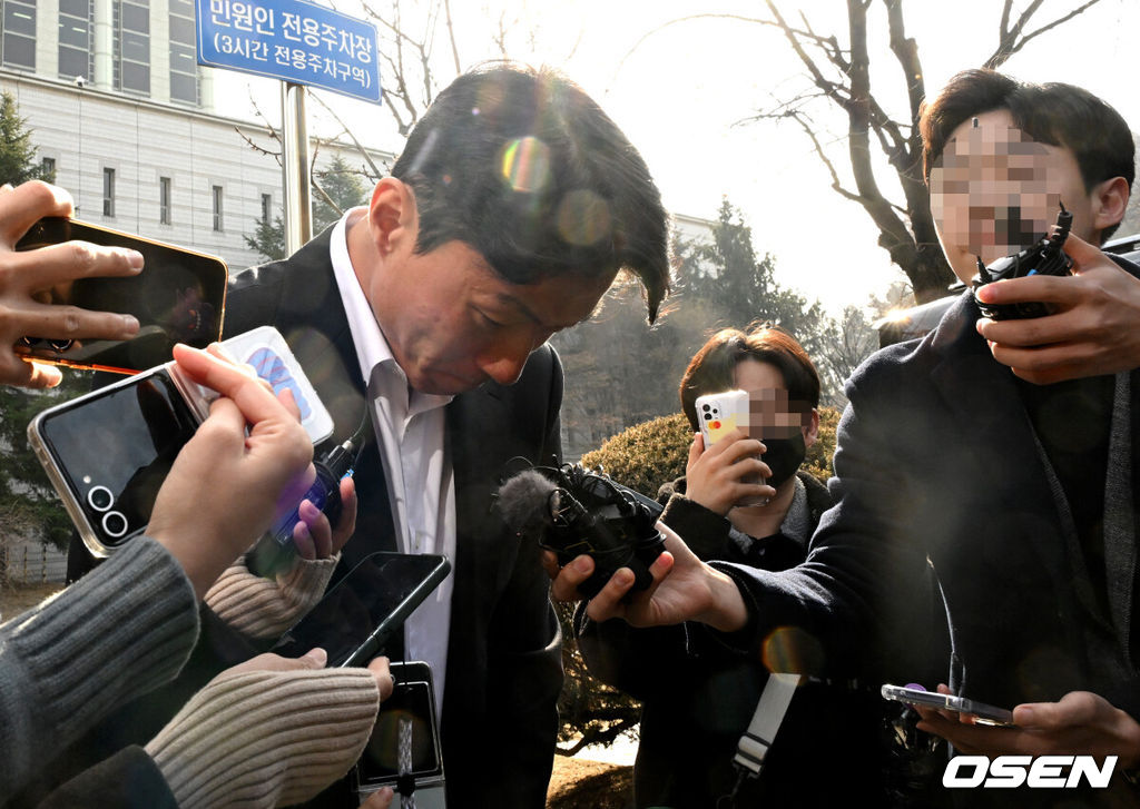 축구 선수 황의조(알라니아스포르)가 14일 서울 서초구 서울중앙지법에서 열린 1심 선고 공판에 출석했다.성폭력범죄의처벌등에관한특례법위반 협의로 기소된 황의조는 1심에서 징역 1년에 집행유예 2년을 선고 받았다. 황의조가 1심 선고 공판을 마치고 취재진에 둘러싸여 질문에 답을 하고 있다. 2025.02.14 /jpnews@osen.co.kr