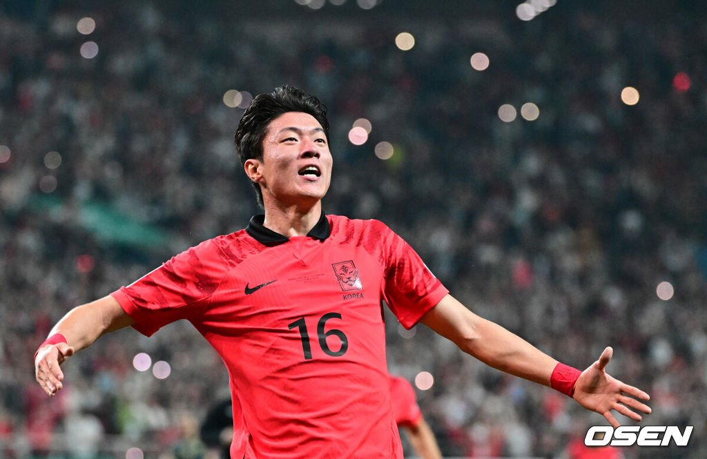 위르겐 클린스만 감독이 이끄는 대한민국 축구 국가대표팀이 13일 오후 8시 서울월드컵경기장에서 튀니지와 국가대표 친선경기서 이강인의 2골 1도움 슈퍼 활약을 앞세워 4-0으로 승리했다.후반 대한민국 황의조가 4-0으로 앞서가는 골을 성공시키며 기뻐하고 있다. 2023.10.13 /jpnews@osen.co.kr