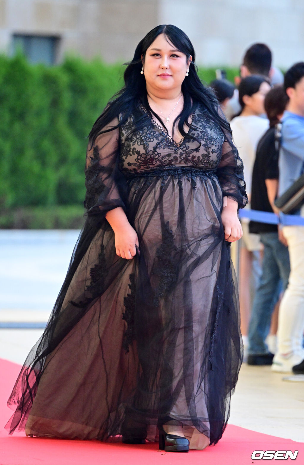 제3회 청룡시리즈어워즈 레드카펫 및 포토월 행사가 19일 인천 파라다이스시티에서 열렸다.청룡시리즈어워즈는 2022년 대한민국 최초로 시도된 오리지널 스트리밍 시리즈를 대상으로 하는 시상식이다. 사회는 전현무와 임윤아로 3년 연속 호흡을 맞춘다.방송인 풍자가 포즈를 취하고 있다. 2024.07.19 / jpnews@osen.co.kr