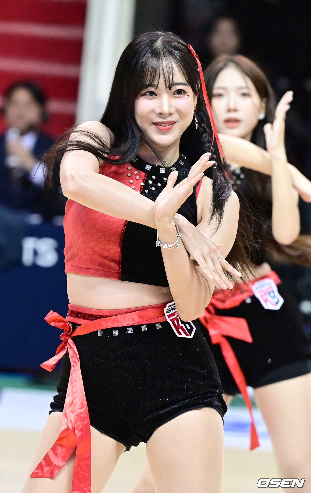 7일 오후 안양 동안구 정관장 아레나에서 '2024-2025 KCC 프로농구' 정관장 레드부스터스와 KT 소낙붐의 경기가 열렸다. 이날 정관장전에서 KT 하윤기가 무릎 부상으로 결장했다.작전타임 정관장 치어리더 김한나가 멋진 공연을 펼치고 있다. 2024.11.07 / ksl0919@osen.co.kr