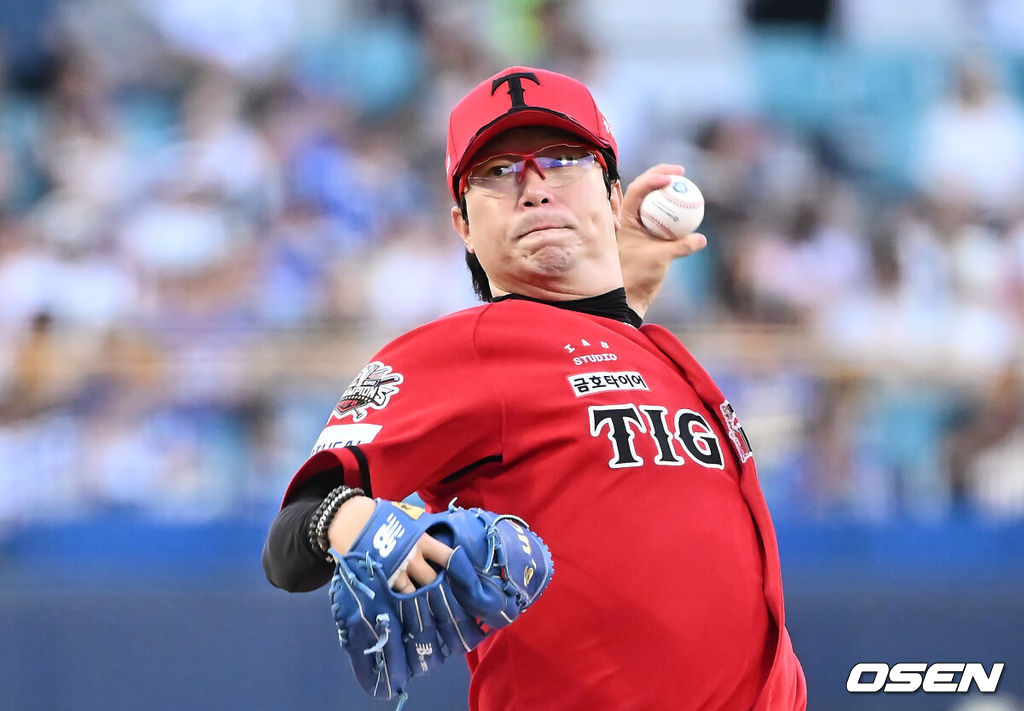 14일 대구삼성라이온즈파크에서 2025 신한 SOL 뱅크 KBO 리그 삼성 라이온즈와 KIA 타이거즈의 경기가 열렸다. 홈팀 삼성은 원태인이, 방문팀 KIA는 양현종이 선발 출전했다. KIA 타이거즈 선발 투수 양현종이 역투하고 있다. 2025.08.14 / foto0307@osen.co.kr