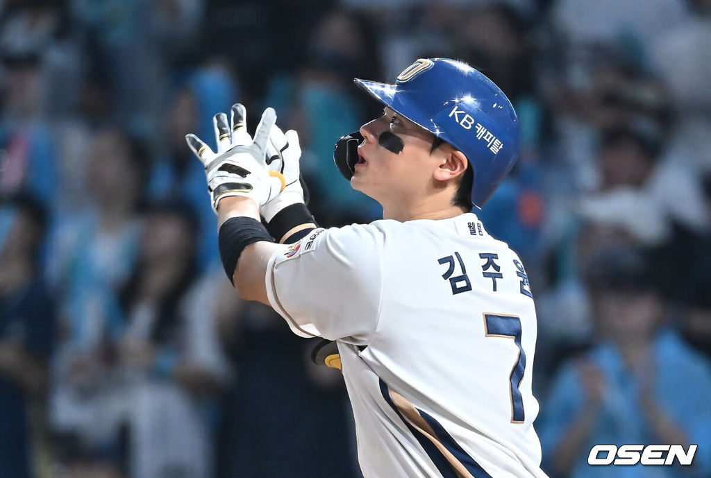 21일 창원NC파크에서 2025 신한 SOL 뱅크 KBO 리그 NC 다이노스와 삼성 라이온즈의 경기가 열렸다. 홈팀 NC는 로건이, 방문팀 삼성은 가라비토가 선발 출전했다. NC 다이노스 김주원이 7회초 2사 1루 우중월 역전 2점 홈런을 치고 있다. 2025.08.21 / foto0307@osen.co.kr