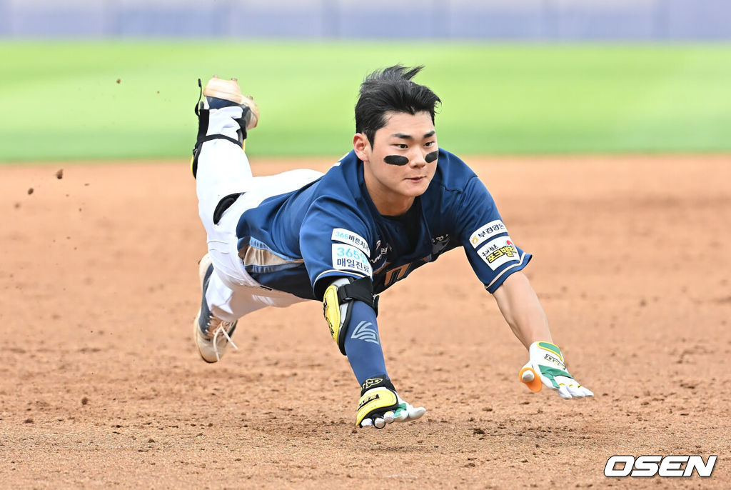 6일 대구삼성라이온즈파크에서 2025 신한 SOL 뱅크 KBO 리그 삼성 라이온즈와 NC 다이노스의 경기가 열렸다. 홈팀 삼성은 원태인이, 방문팀 NC는 김녹원이 선발 출전했다. NC 다이노스 김주원이 3회초 2사 좌중간 3루타를 치고 몸을 날려 슬라이딩을 하고 있다. 2025.06.06 / foto0307@osen.co.kr