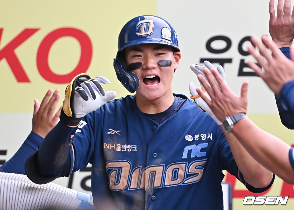 7일 대구삼성라이온즈파크에서 2025 신한 SOL 뱅크 KBO 리그 삼성 라이온즈와 NC 다이노스의 경기가 열렸다. 홈팀 삼성은 레예스가, 방문팀 NC는 신민혁이 선발 출전했다. NC 다이노스 김주원이 4회초 2사 1루 우월 동점 2점 홈런을 치고 하이파이브를 하고 있다. 2025.06.07 / foto0307@osen.co.kr