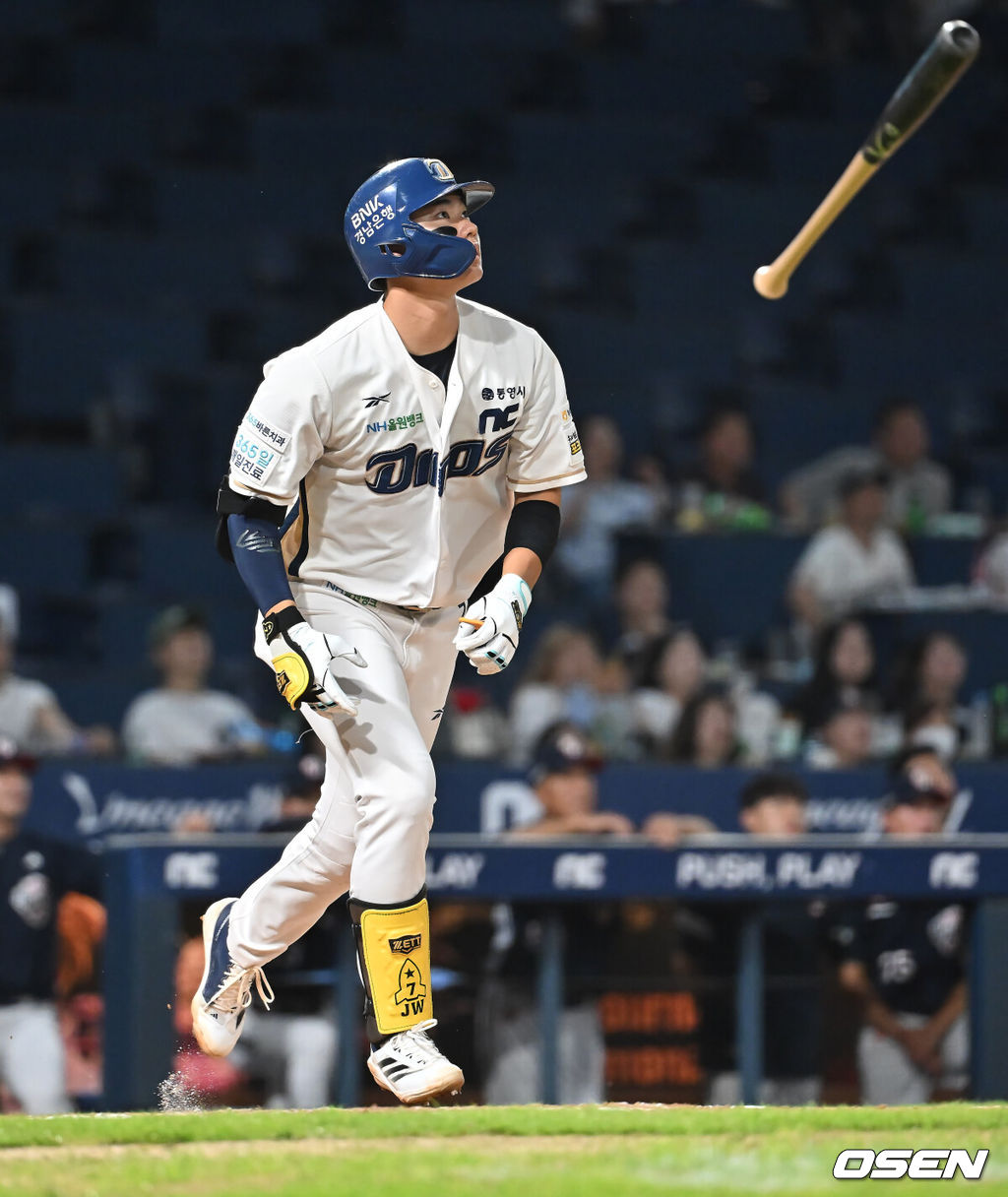 5일 창원NC파크에서 2025 신한 SOL 뱅크 KBO 리그 NC 다이노스와 두산 베어스의 경기가 열렸다. 홈팀 NC는 로건이, 방문팀 두산은 잭로그가 선발 출전했다. NC 다이노스 김주원이 7회말 2사 1루 우월 2점 홈런을 치고 있다. 2025.09.05 / foto0307@osen.co.kr
