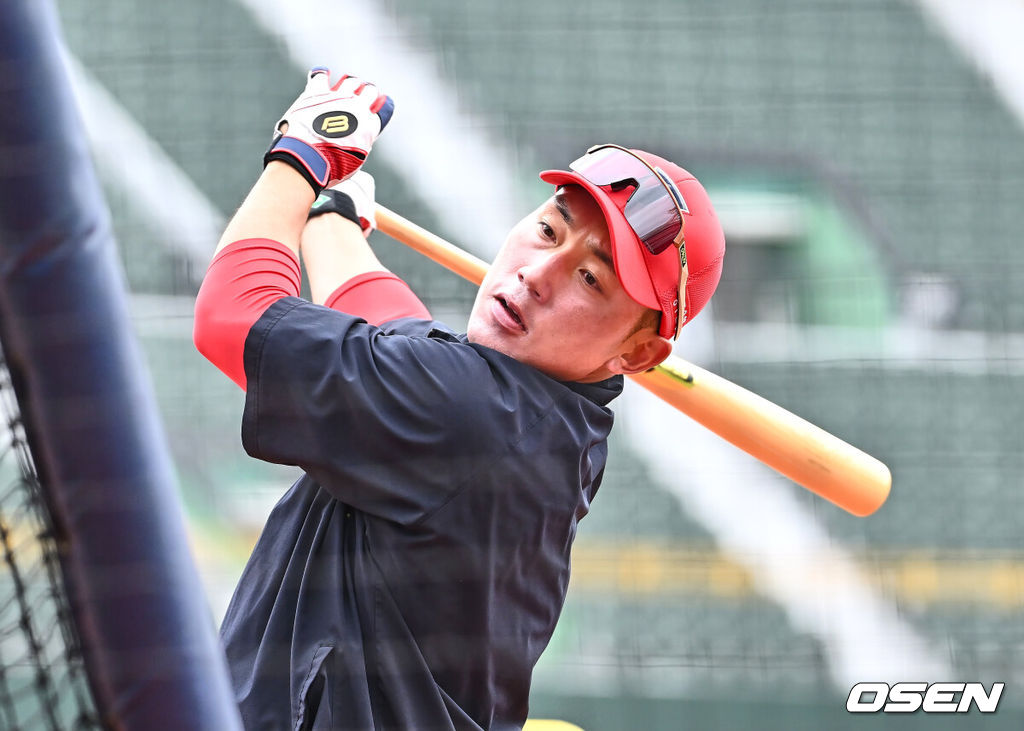 8일 부산 사직야구장에서 2025 신한 SOL 뱅크 KBO 리그 롯데 자이언츠와 KIA 타이거즈의 시범경기가 열린다. 8일 전국 5개 구장에서 개최되는 2025 KBO 시범경기는 오는 18일까지 10경기씩 치르게 된다.KIA 타이거즈 서건창이 훈련을 하고 있다. 2025.03.08 / foto0307@osen.co.kr