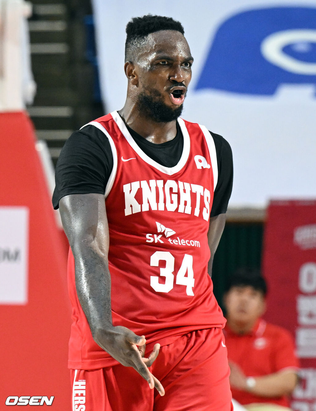 5일 서울 송파구 학생체육관에서 2025-2026 LG전자 프로농구 서울 SK 나이츠와 수원 KT 소닉붐의 경기가 열렸다.개막전에서 나란히 승리를 신고한 두 팀의 올 시즌 첫 맞대결이다.3쿼터 워니가 3점슛을 성공한 뒤 기뻐하고 있다. 2025.10.05 /cej@osen.co.kr