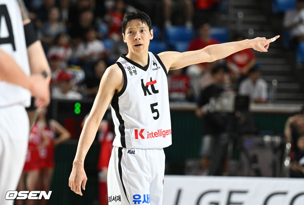 5일 서울 송파구 학생체육관에서 2025-2026 LG전자 프로농구 서울 SK 나이츠와 수원 KT 소닉붐의 경기가 열렸다.개막전에서 나란히 승리를 신고한 두 팀의 올 시즌 첫 맞대결이다.3쿼터 KT 김선형이 경기를 뛰고 있다. 2025.10.05 /cej@osen.co.kr
