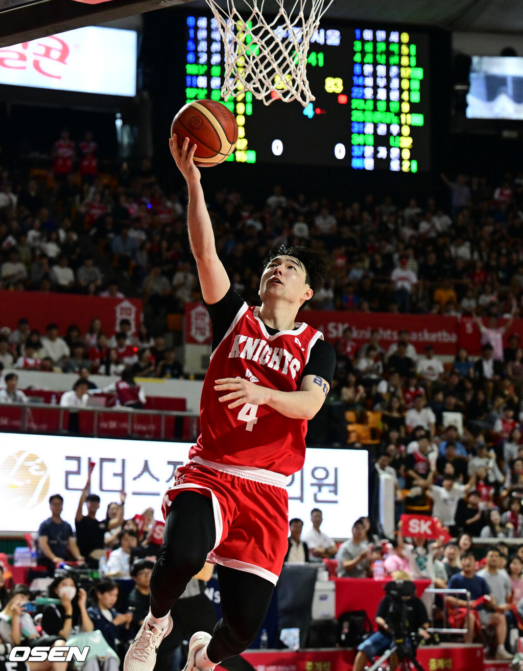 5일 서울 송파구 학생체육관에서 2025-2026 LG전자 프로농구 서울 SK 나이츠와 수원 KT 소닉붐의 경기가 열렸다.개막전에서 나란히 승리를 신고한 두 팀의 올 시즌 첫 맞대결이다.4쿼터 SK 김낙현이 속공을 성공하고 있다. 2025.10.05 /cej@osen.co.kr