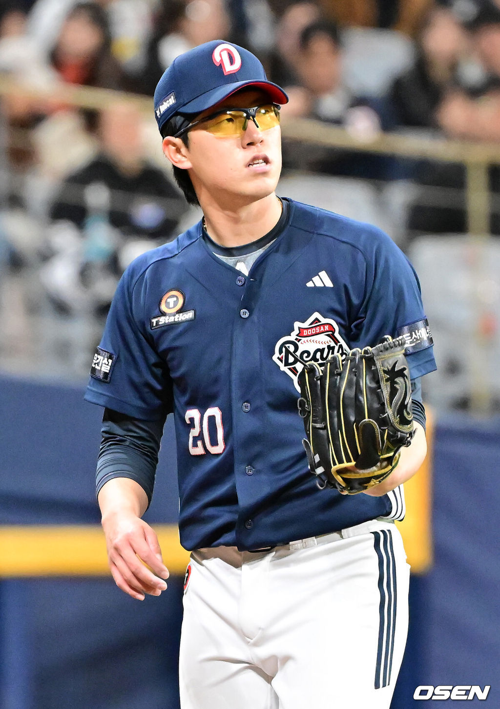 15일 오후 서울 고척 스카이돔에서 2025 신한 SOL뱅크 KBO 리그 시범경기 키움 히어로즈와 두산 베어스의 경기가 열렸다.KBO리그 10개 구단은 오는 18일까지 시범경기 10경기를 소화한다. 2025시즌 개막전은 오는 22일 개최된다.3회말 2사 주자 2루 키움 이주형에게 중월 선취 투런 홈런을 허용한 두산 선발 김유성이 아쉬워하고 있다. 2025.03.15 / rumi@osen.co.kr