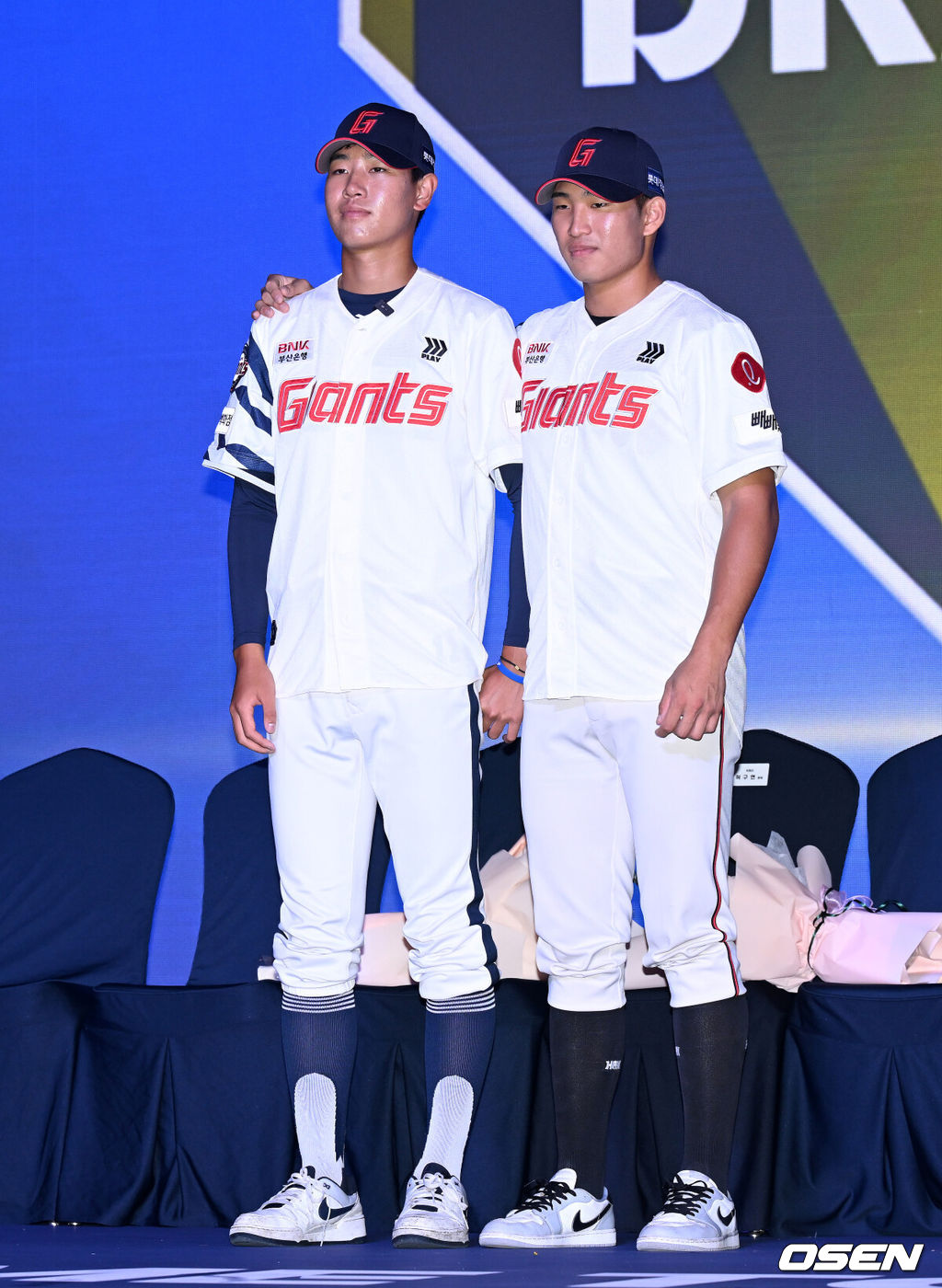 17일 오후 7일 오후 서울 롯데호텔 월드에서 ‘2026 KBO 신인 드래프트’가 열렸다.이번 드래프트는 전면 드래프트 방식으로 총 11라운드에 걸쳐 진행된다. 대상자는 총 1천261명으로, 고등학교 졸업 예정자 930명, 대학교 졸업 예정자 216명, 얼리 드래프트 신청자 51명, 해외 아마추어·프로 출신 선수 19명이다. 이 중 최대 110명이 KBO 10개 구단의 부름을 받게 된다.롯데에 지명된 신인 신동건, 김화중이 기념촬영을 가지고 있다. 2025.09.17 /sunday@osen.co.kr