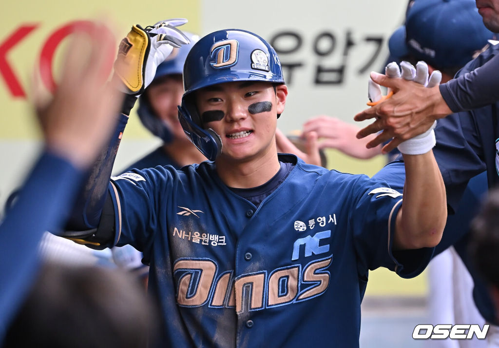7일 대구삼성라이온즈파크에서 2025 신한 SOL 뱅크 KBO 리그 삼성 라이온즈와 NC 다이노스의 경기가 열렸다. 홈팀 삼성은 레예스가, 방문팀 NC는 신민혁이 선발 출전했다. NC 다이노스 김주원이 4회초 2사 1루 우월 동점 2점 홈런을 치고 하이파이브를 하고 있다. 2025.06.07 / foto0307@osen.co.kr