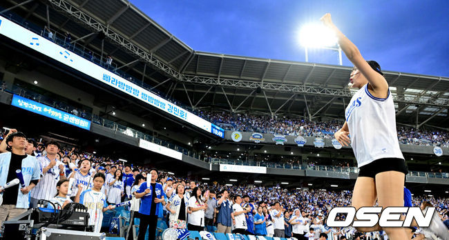 [OSEN=대구, 최규한 기자] 7일 대구삼성라이온즈파크에서 ‘2025 신한 SOL Bank KBO리그’ 삼성 라이온즈와 한화 이글스의 경기가 열렸다.홈팀 삼성은 원태인, 방문팀 한화는 황준서를 선발로 내세웠다.대구삼성라이온즈파크를 찾은 팬들이 경기를 즐기고 있다. 2025.09.06 / dreamer@osen.co.kr