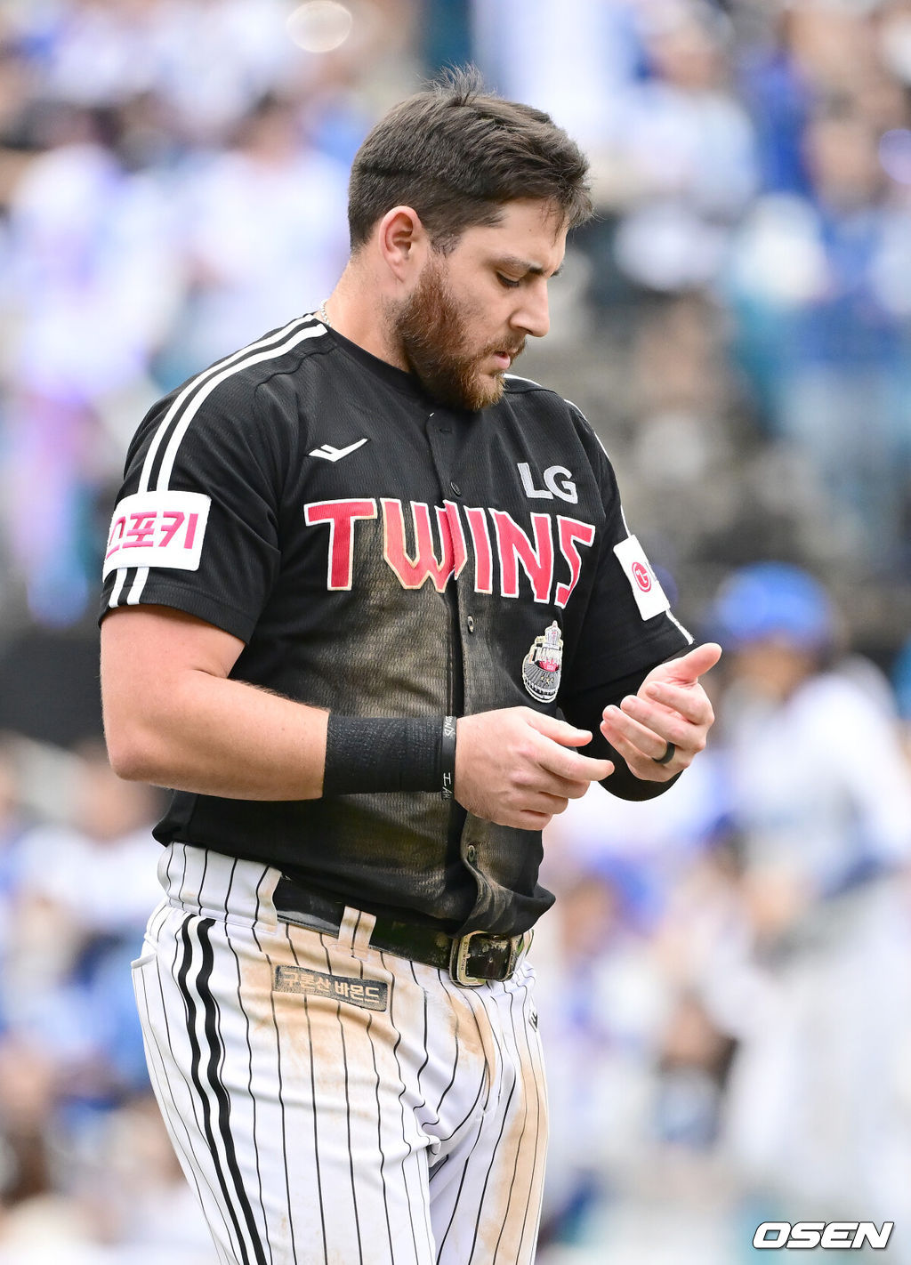 13일 오후 대구 삼성라이온즈파크에서 2024 신한 SOL뱅크 KBO 포스트시즌 플레이오프 1차전 삼성 라이온즈와 LG 트윈스의 경기가 열렸다. 이날 삼성은 례예스를, LG는 최원태를 선발 투수로 내세웠다.7회초 2사 1, 2루 삼성 투수 김윤수가 LG 오스틴이 헛스윙 삼진으로 물러나고 있다. 2024.10.13 / ksl0919@osen.co.kr
