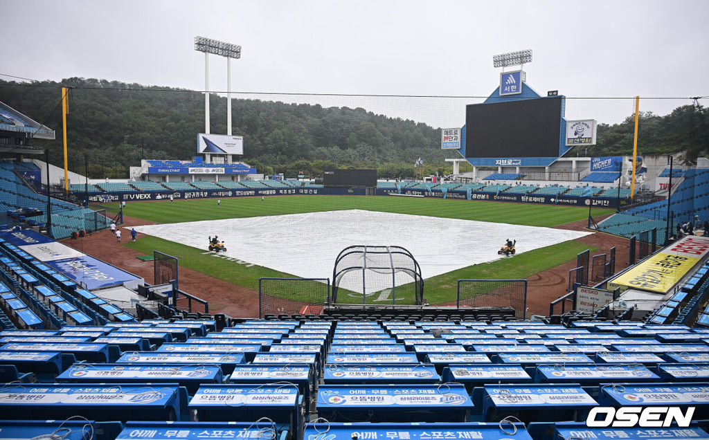 6일 대구 삼성라이온즈파크에서 2025 신한 SOL뱅크 KBO 와일드카드 결정전 삼성 라이온즈와 NC 다이노스의 경기가 열린다. 홈팀 삼성은 후라도가 방문팀 NC는 구창모가 선발 투수로 출전한다.대구 삼성라이온즈파크에 비가 내리고 있다. 2025.10.06 / foto0307@osen.co.kr