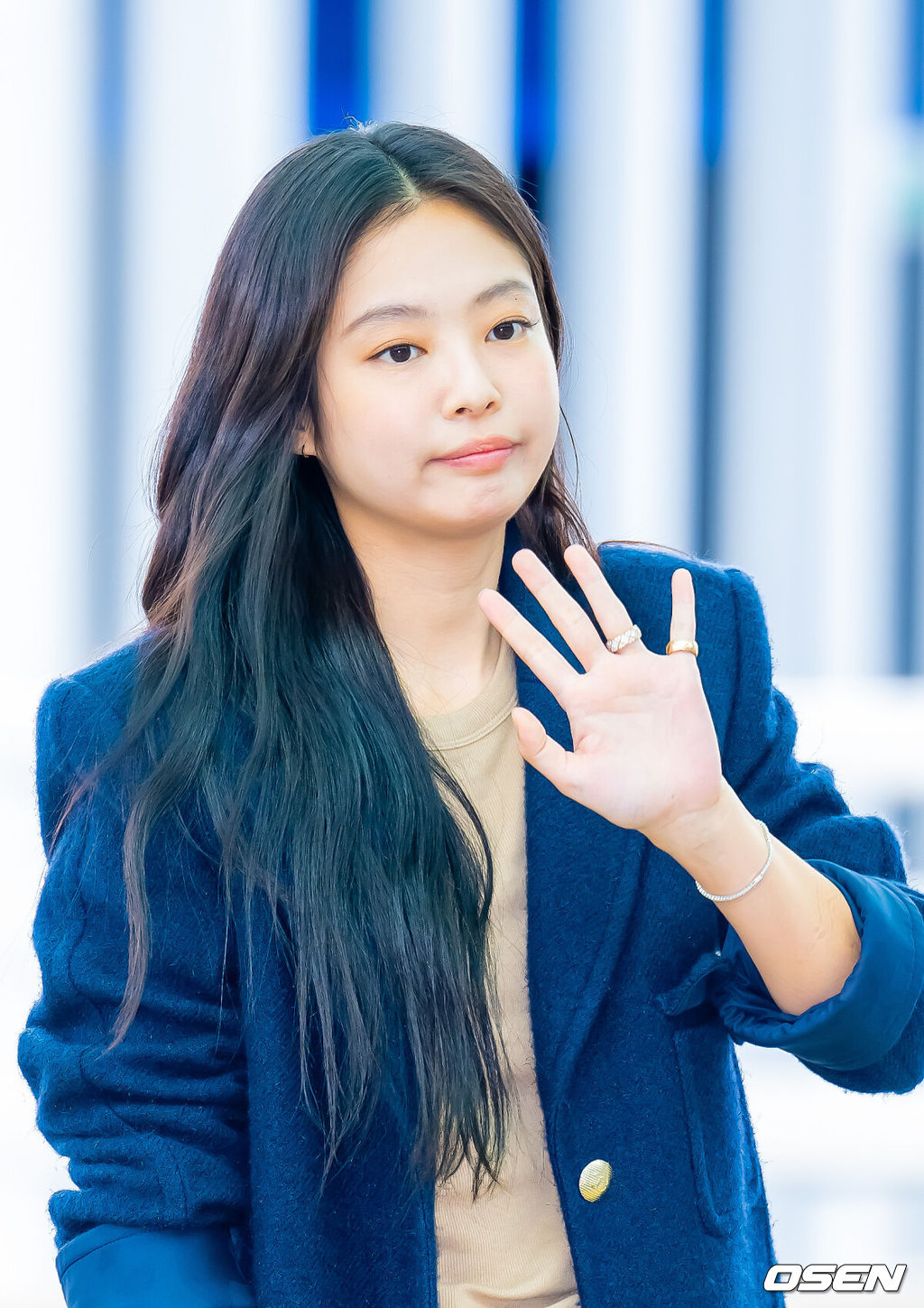 블랙핑크(BLACKPINK) 제니가 4일 인천국제공항을 통해 해외 일정 차 프랑스 파리로 출국했다.제니는 이날 프랑스 파리에서 파리패션위크 일정을 소화할 예정이다.블랙핑크 제니가 출국장으로 향하고 있다. 2025.10.04 /rumi@osen.co.kr