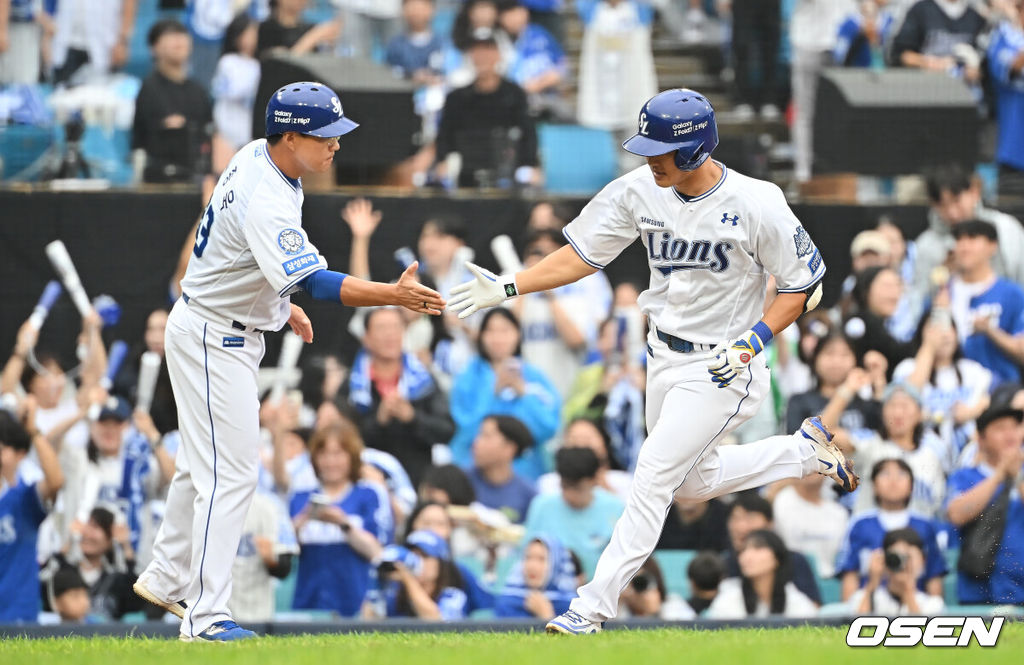 6일 대구 삼성라이온즈파크에서 2025 신한 SOL뱅크 KBO 와일드카드 결정전 삼성 라이온즈와 NC 다이노스의 경기가 열렸다. 홈팀 삼성은 후라도가 방문팀 NC는 구창모가 선발 투수로 출전했다.삼성 라이온즈 이성규가 5회말 2사 좌월 솔로 홈런을 치고 하이파이브를 하고 있다. 2025.10.06 / foto0307@osen.co.kr