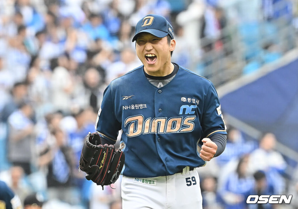 6일 대구 삼성라이온즈파크에서 2025 신한 SOL뱅크 KBO 와일드카드 결정전 삼성 라이온즈와 NC 다이노스의 경기가 열렸다. 홈팀 삼성은 후라도가 방문팀 NC는 구창모가 선발 투수로 출전했다.NC 다이노스 구창모가 4회말 2사 삼성 라이온즈 김영웅을 중견수 플라이로 잡고 환호하고 있다. 2025.10.06 / foto0307@osen.co.kr