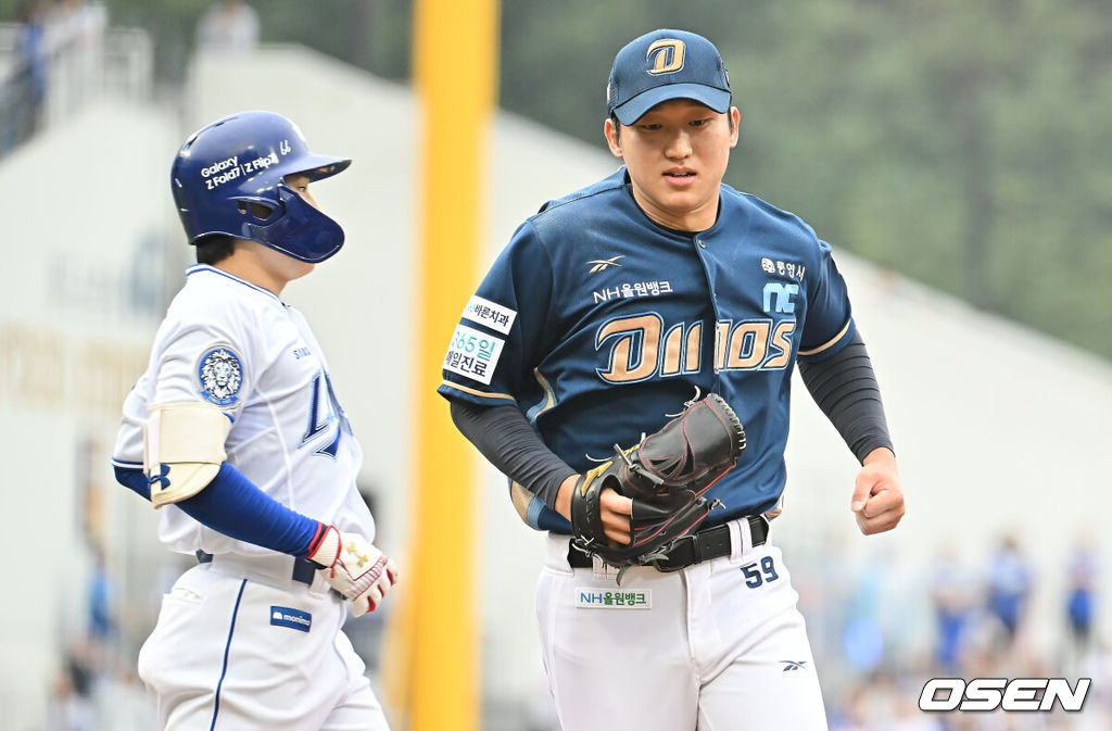 6일 대구 삼성라이온즈파크에서 2025 신한 SOL뱅크 KBO 와일드카드 결정전 삼성 라이온즈와 NC 다이노스의 경기가 열렸다. 홈팀 삼성은 후라도가 방문팀 NC는 구창모가 선발 투수로 출전했다.NC 다이노스 구창모가 2회말 2사 3루 삼성 라이온즈 김지찬을 1루 땅볼로 잡고 더그아웃으로 들어가고 있다. 2025.10.06 / foto0307@osen.co.kr