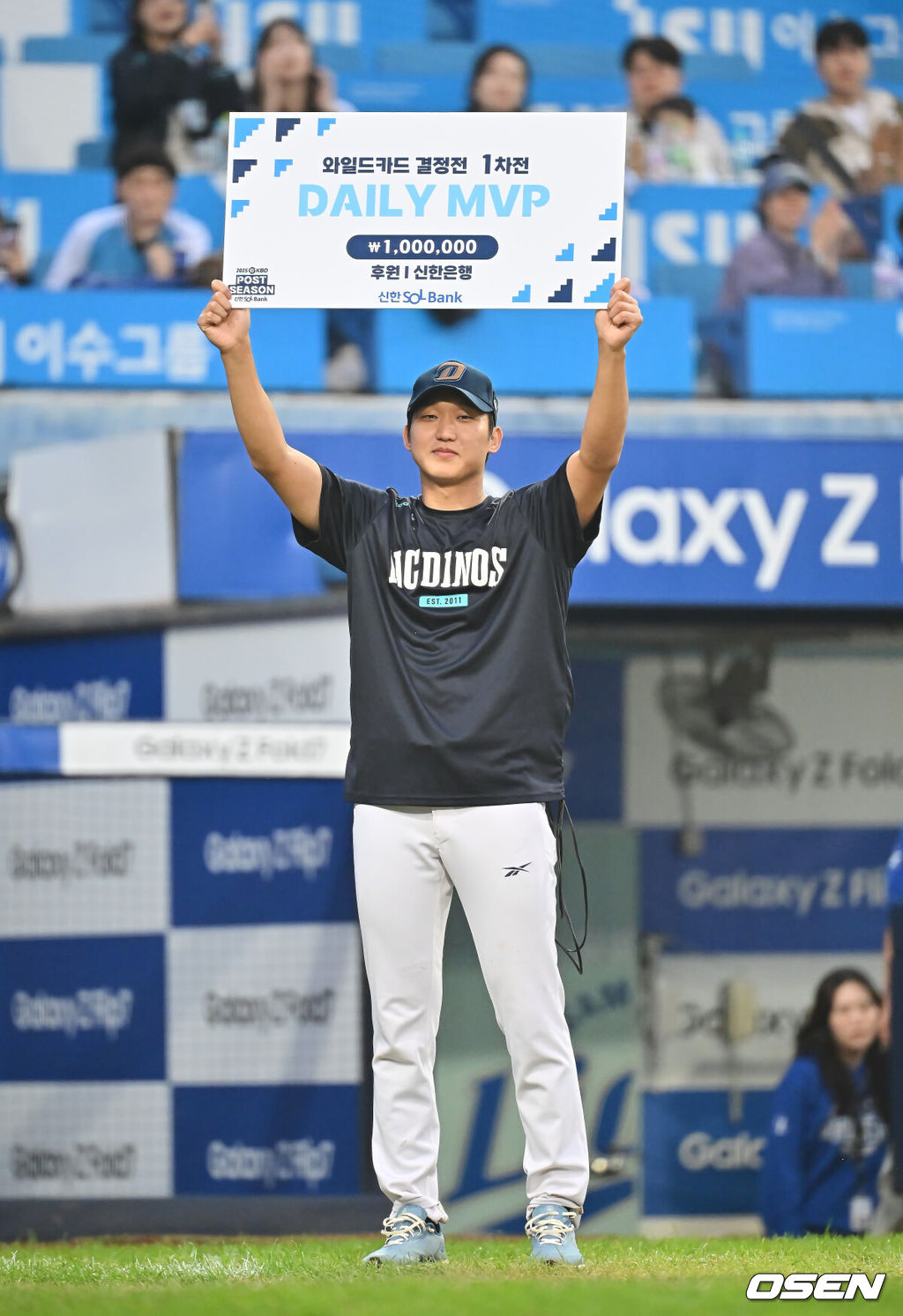 6일 대구 삼성라이온즈파크에서 2025 신한 SOL뱅크 KBO 와일드카드 결정전 삼성 라이온즈와 NC 다이노스의 경기가 열렸다. NC 다이노스가 구창모의 6이닝 1실점 원맨쇼에 힘입어 삼성 라이온즈에 4-1로 승리했다.NC 다이노스 구창모가 데일리 MVP를 수상하고 있다. 2025.10.06 / foto0307@osen.co.kr
