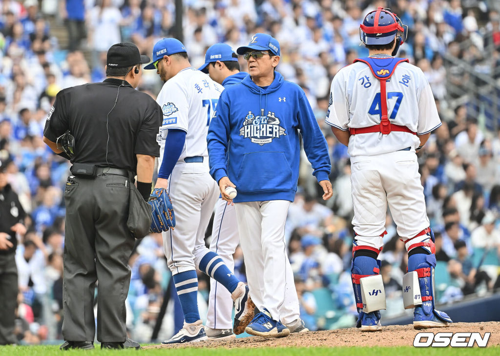 6일 대구 삼성라이온즈파크에서 2025 신한 SOL뱅크 KBO 와일드카드 결정전 삼성 라이온즈와 NC 다이노스의 경기가 열렸다. 홈팀 삼성은 후라도가 방문팀 NC는 구창모가 선발 투수로 출전했다.삼성 라이온즈 선발투수 후라도가 7회초 교체되고 있다. 2025.10.06 / foto0307@osen.co.kr