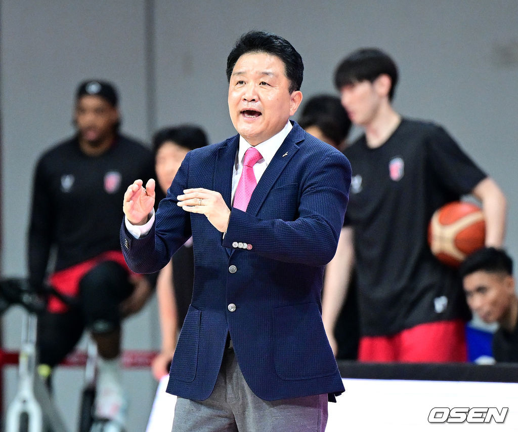6일 오후 경기도 안양 정관장 아레나에서 ‘2025-2026 LG전자 프로농구’ 안양 정관장과 대구 한국가스공사의 경기가 열렸다.홈팀 정관장은 2연승을, 방문팀 한국가스공사는 시즌 첫 승을 노린다.1쿼터, 정관장 유도훈 감독이 선수들을 격려하고 있다. 2025.10.06 / dreamer@osen.co.kr