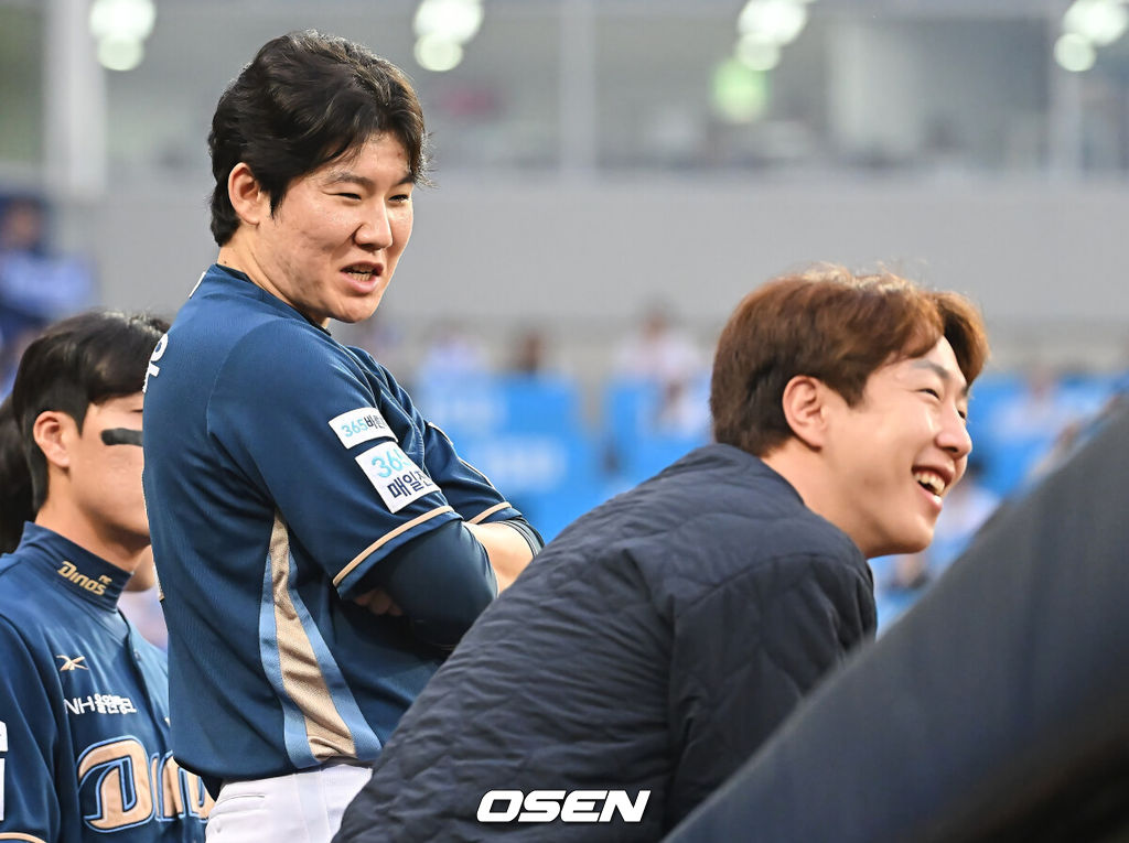 6일 대구 삼성라이온즈파크에서 2025 신한 SOL뱅크 KBO 와일드카드 결정전 삼성 라이온즈와 NC 다이노스의 경기가 열렸다. NC 다이노스가 구창모의 6이닝 1실점 원맨쇼에 힘입어 삼성 라이온즈에 4-1로 승리했다.NC 다이노스 박민우와 박건우가 승리를 확신하고 미소짓고 있다. 2025.10.06 / foto0307@osen.co.kr