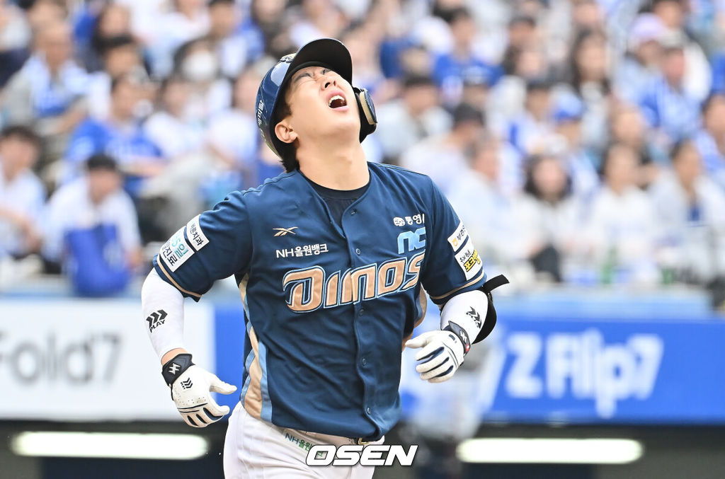 6일 대구 삼성라이온즈파크에서 2025 신한 SOL뱅크 KBO 와일드카드 결정전 삼성 라이온즈와 NC 다이노스의 경기가 열렸다. 홈팀 삼성은 후라도가 방문팀 NC는 구창모가 선발 투수로 출전했다.NC 다이노스 박건우가 3회초 1사 1루수 땅볼로 아웃되자 아쉬워하고 있다. 2025.10.06 / foto0307@osen.co.kr