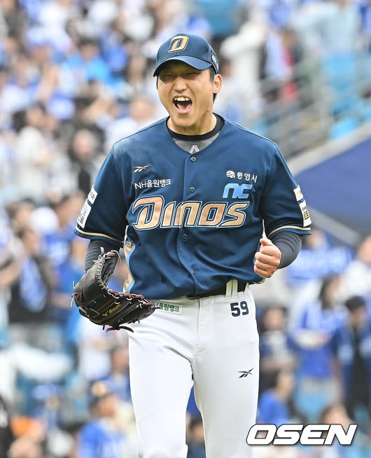[OSEN=대구, 이석우 기자] 6일 대구 삼성라이온즈파크에서 2025 신한 SOL뱅크 KBO 와일드카드 결정전 삼성 라이온즈와 NC 다이노스의 경기가 열렸다. 홈팀 삼성은 후라도가 방문팀 NC는 구창모가 선발 투수로 출전했다.NC 다이노스 구창모가 4회말 2사 삼성 라이온즈 김영웅을 중견수 플라이로 잡고 환호하고 있다. 2025.10.06 / foto0307@osen.co.kr