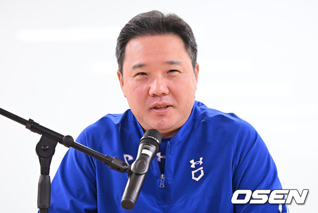 [OSEN=대구, 이석우 기자] 6일 대구 삼성라이온즈파크에서 2025 신한 SOL뱅크 KBO 와일드카드 결정전 삼성 라이온즈와 NC 다이노스의 경기가 열린다. 홈팀 삼성은 후라도가 방문팀 NC는 구창모가 선발 투수로 출전한다.삼성 라이온즈 박진만 감독이 기자들의 질문에 답하고 있다. 2025.10.06 / foto0307@osen.co.kr