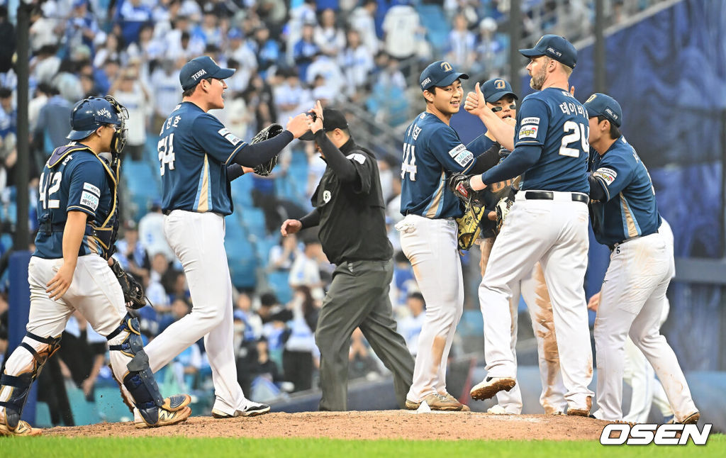 6일 대구 삼성라이온즈파크에서 2025 신한 SOL뱅크 KBO 와일드카드 결정전 삼성 라이온즈와 NC 다이노스의 경기가 열렸다. NC 다이노스가 구창모의 6이닝 1실점 원맨쇼에 힘입어 삼성 라이온즈에 4-1로 승리했다.NC 다이노스 선수들이 승리 기쁨을 나누고 있다. 2025.10.06 / foto0307@osen.co.kr