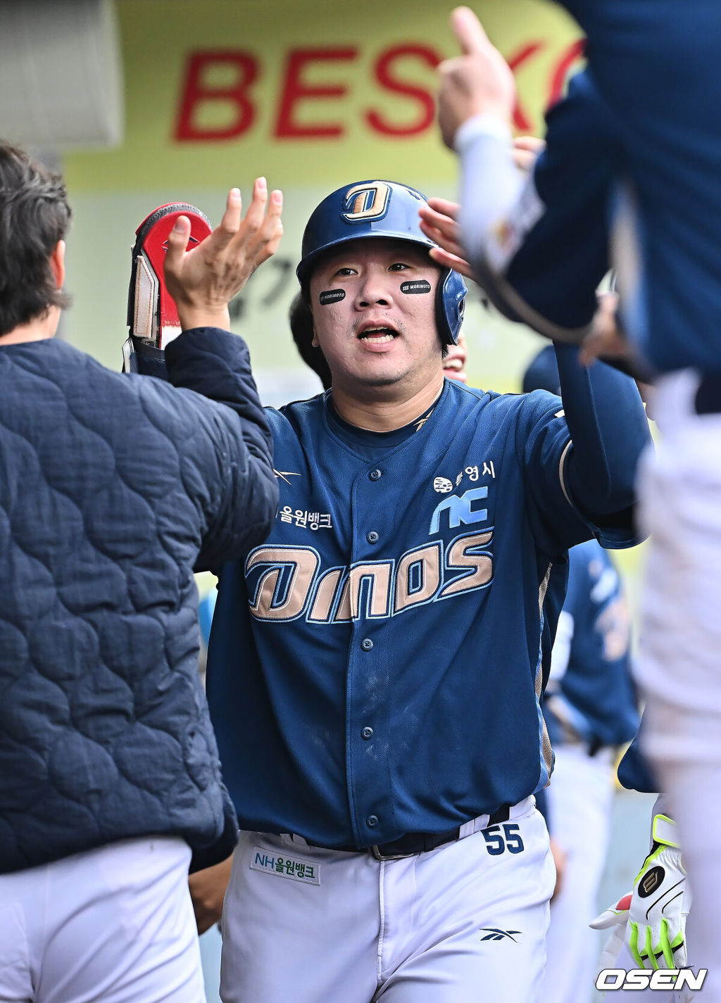 6일 대구 삼성라이온즈파크에서 2025 신한 SOL뱅크 KBO 와일드카드 결정전 삼성 라이온즈와 NC 다이노스의 경기가 열렸다. 홈팀 삼성은 후라도가 방문팀 NC는 구창모가 선발 투수로 출전했다.NC 다이노스 이우성이 2회말 1사 3루 김휘집의 3루수 땅볼때 득점을 올리고 하이파이브를 하고 있다. 2025.10.06 / foto0307@osen.co.kr