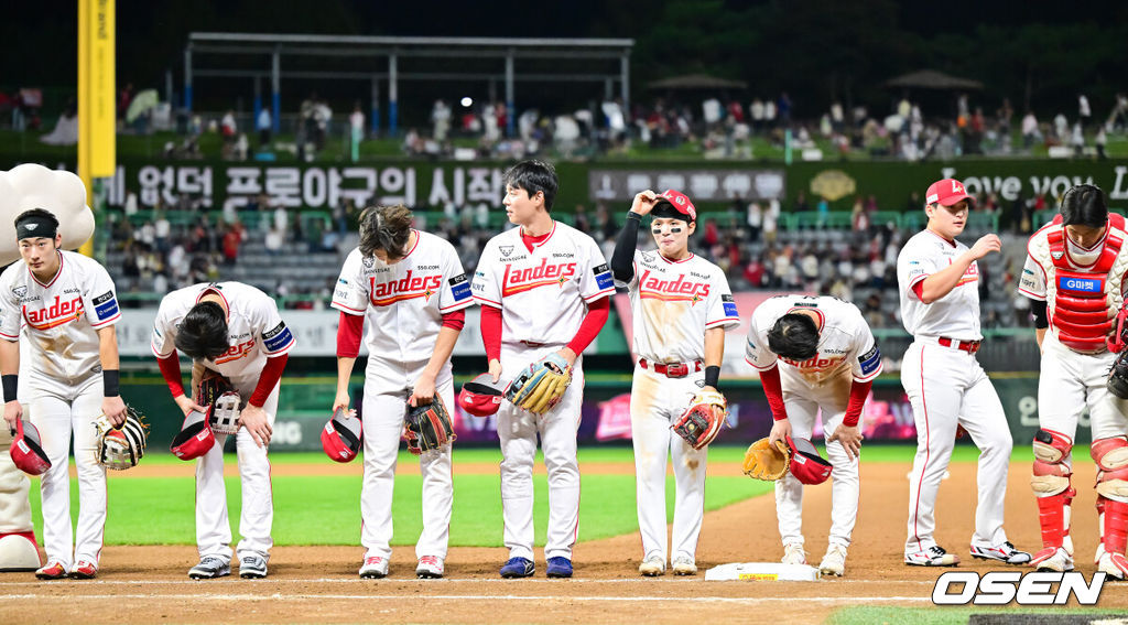 프로야구 SSG 랜더스가 KIA 타이거즈에 승리했다. SSG는 23일 인천 SSG랜더스필드에서 2025 KBO리그 KIA와 시즌 15차전 맞대결에서 5-0으로 승리했다. 경기종료 후 SSG 선수들이 팬들에게 인사를 하고 있다. 2025.09.23 / soul1014@osen.co.kr