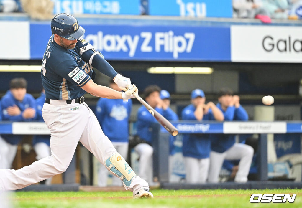6일 대구 삼성라이온즈파크에서 2025 신한 SOL뱅크 KBO 와일드카드 결정전 삼성 라이온즈와 NC 다이노스의 경기가 열렸다. 홈팀 삼성은 후라도가 방문팀 NC는 구창모가 선발 투수로 출전했다.NC 다이노스 데이비슨이 1회초 1사 1,2루 중견수 오른쪽 1타점 안타를 치고 있다. 2025.10.06 / foto0307@osen.co.kr