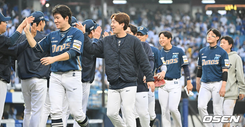6일 대구 삼성라이온즈파크에서 2025 신한 SOL뱅크 KBO 와일드카드 결정전 삼성 라이온즈와 NC 다이노스의 경기가 열렸다. NC 다이노스가 구창모의 6이닝 1실점 원맨쇼에 힘입어 삼성 라이온즈에 4-1로 승리했다.NC 다이노스 선수들이 승리 기쁨을 나누고 있다. 2025.10.06 / foto0307@osen.co.kr