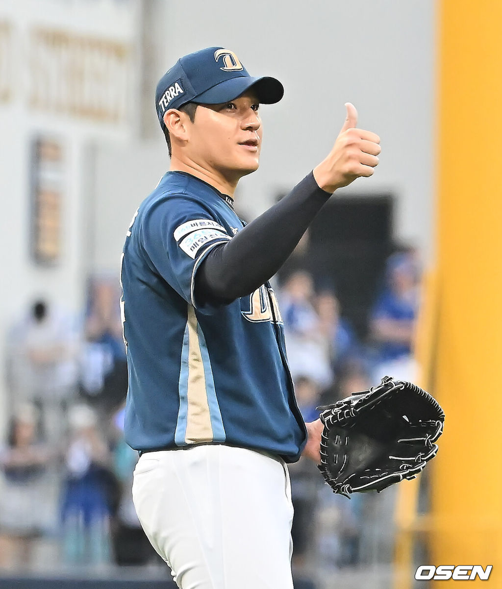 6일 대구 삼성라이온즈파크에서 2025 신한 SOL뱅크 KBO 와일드카드 결정전 삼성 라이온즈와 NC 다이노스의 경기가 열렸다. 홈팀 삼성은 후라도가 방문팀 NC는 구창모가 선발 투수로 출전했다.NC 다이노스 김진호가 9회말 무사 1루 삼성 라이온즈 디아즈를 1루수 병살로 잡고 데이비슨을 향해 엄지척을 하고 있다. 2025.10.06 / foto0307@osen.co.kr