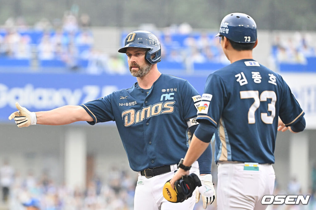 6일 대구 삼성라이온즈파크에서 2025 신한 SOL뱅크 KBO 와일드카드 결정전 삼성 라이온즈와 NC 다이노스의 경기가 열렸다. 홈팀 삼성은 후라도가 방문팀 NC는 구창모가 선발 투수로 출전했다.NC 다이노스 데이비슨이 1회초 1사 1,2루 중견수 오른쪽 1타점 안타를 치고 세리머니를 하고 있다. 2025.10.06 / foto0307@osen.co.kr