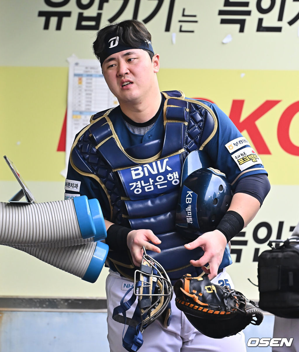 6일 대구 삼성라이온즈파크에서 2025 신한 SOL뱅크 KBO 와일드카드 결정전 삼성 라이온즈와 NC 다이노스의 경기가 열렸다. 홈팀 삼성은 후라도가 방문팀 NC는 구창모가 선발 투수로 출전했다.NC 다이노스 김형준이 5회말 교체되고 있다. 2025.10.06 / foto0307@osen.co.kr