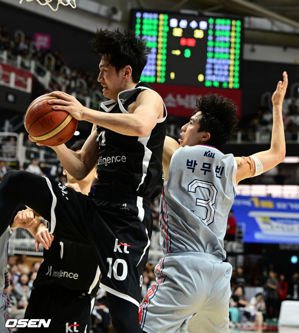 7일 오후 서수원칠보체육관에서 2025-2026 LG전자 프로농구 수원 KT 소닉붐과 울산 현대모비스 피버스의 경기가 열렸다.수원 KT와 울산 현대모비스는 나란히 1승 1패를 기록 중이다.3쿼터 KT 문성곤이 리바운드를 따내고 있다. 2025.10.07 /cej@osen.co.kr