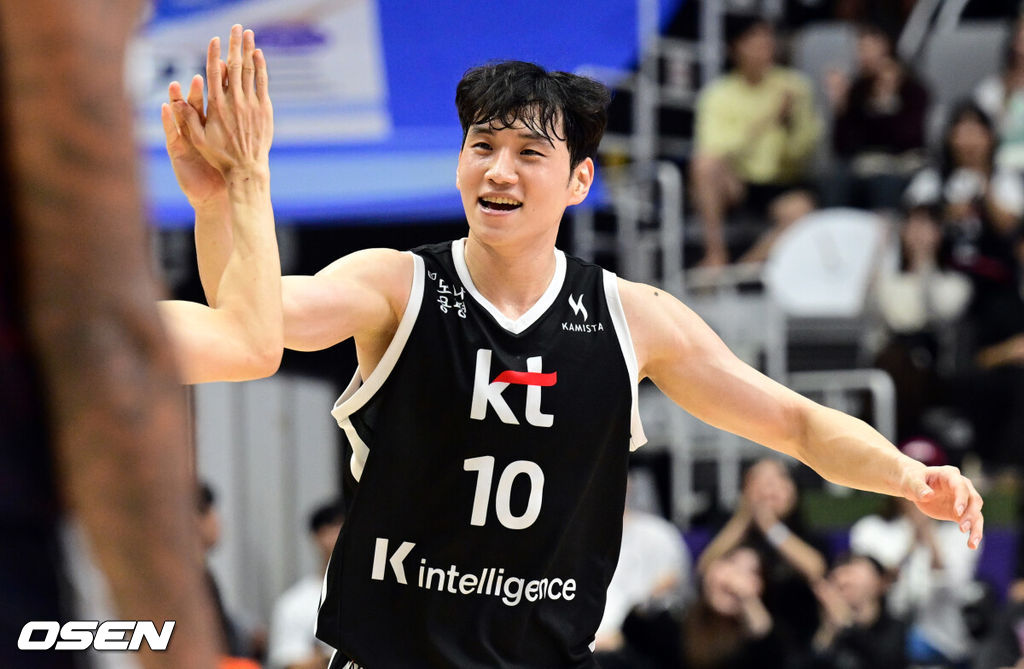 4일 오후 서수원칠보체육관에서 2025-2026 LG전자 프로농구 수원 KT 소닉붐과 부산 KCC 이지스의 경기가 열렸다.4쿼터 KT 문성곤이 하윤기 슛에 함께 기뻐하고 있다. 2025.10.04 /cej@osen.co.kr