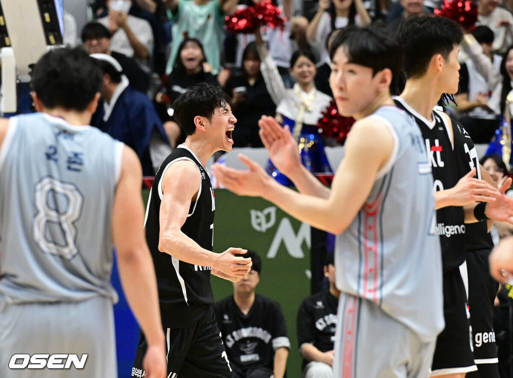 7일 오후 서수원칠보체육관에서 2025-2026 LG전자 프로농구 수원 KT 소닉붐과 울산 현대모비스 피버스의 경기가 열렸다.수원 KT와 울산 현대모비스는 나란히 1승 1패를 기록 중이다.연장 1차 KT 문성곤이 파울이 취소되자 기뻐하고 있다. 2025.10.07 /cej@osen.co.kr