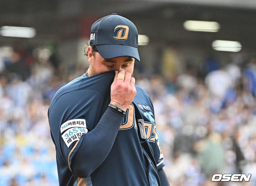 7일 대구 삼성라이온즈파크에서 2025 신한 SOL뱅크 KBO 와일드카드 결정전 삼성 라이온즈와 NC 다이노스의 경기가 열렸다. 홈팀 삼성은 원태인이 방문팀 NC는 로건이 선발 투수로 출전했다. NC 다이노스 로건이 5회말 수비를 무실점으로 끝내고 아쉬운 듯한 표정을 짓고 있다. 2025.10.07 / foto0307@osen.co.kr