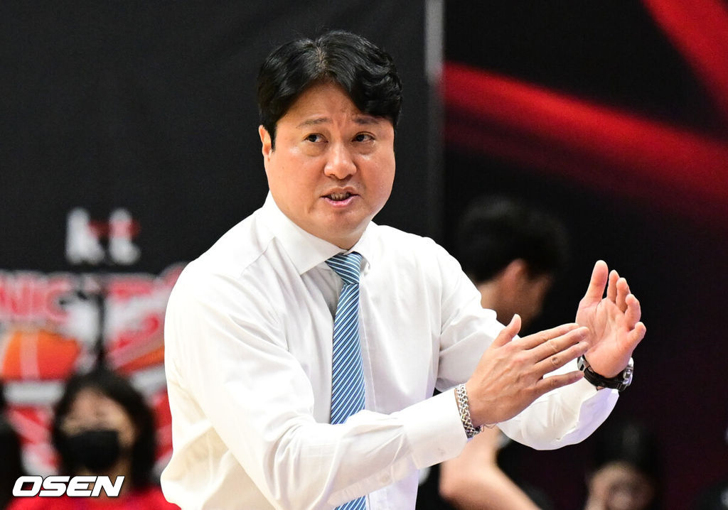 7일 오후 서수원칠보체육관에서 2025-2026 LG전자 프로농구 수원 KT 소닉붐과 울산 현대모비스 피버스의 경기가 열렸다.수원 KT와 울산 현대모비스는 나란히 1승 1패를 기록 중이다.KT 문경은 감독이 타임을 요청하고 있다. 2025.10.07 /cej@osen.co.kr