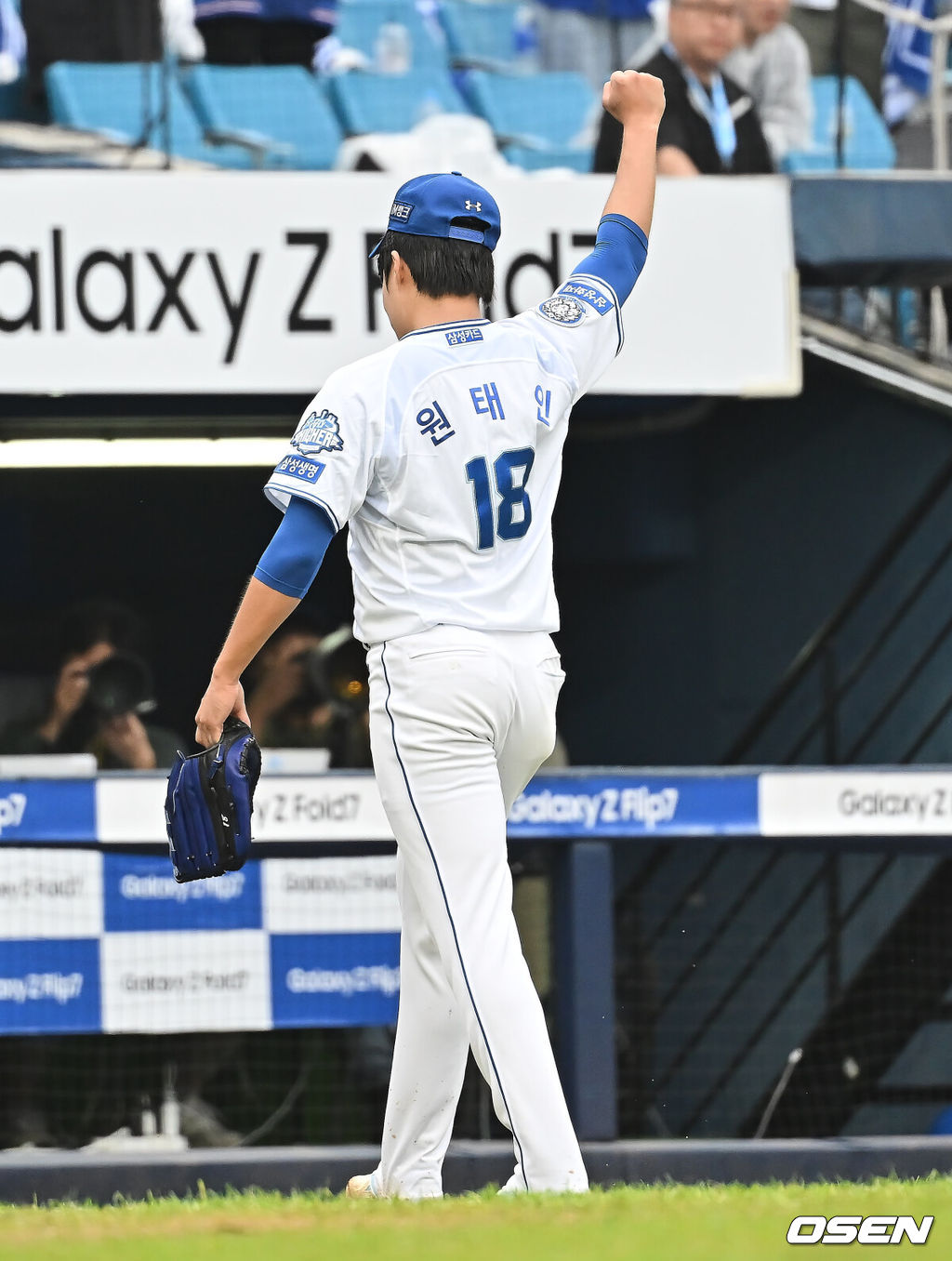 7일 대구 삼성라이온즈파크에서 2025 신한 SOL뱅크 KBO 와일드카드 결정전 삼성 라이온즈와 NC 다이노스의 경기가 열렸다. 홈팀 삼성은 로건이 방문팀 NC는 원태인이 선발 투수로 출전했다.삼성 라이온즈 원태인이 6회초 수비를 마치고 팬들의 환호에 주먹을 불끈 쥐며 답하고 있다. 2025.10.07 / foto0307@osen.co.kr