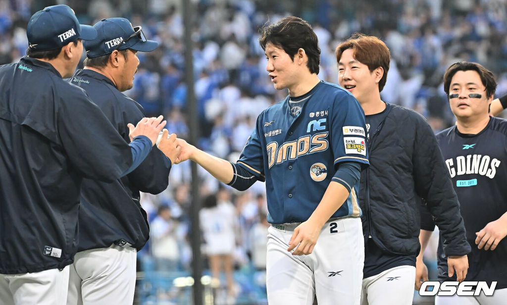 6일 대구 삼성라이온즈파크에서 2025 신한 SOL뱅크 KBO 와일드카드 결정전 삼성 라이온즈와 NC 다이노스의 경기가 열렸다. NC 다이노스가 구창모의 6이닝 1실점 원맨쇼에 힘입어 삼성 라이온즈에 4-1로 승리했다.NC 다이노스 박민우가 와일드카드 승리볼을 이호준 감독에게 전달하고 있다. 2025.10.06 / foto0307@osen.co.kr