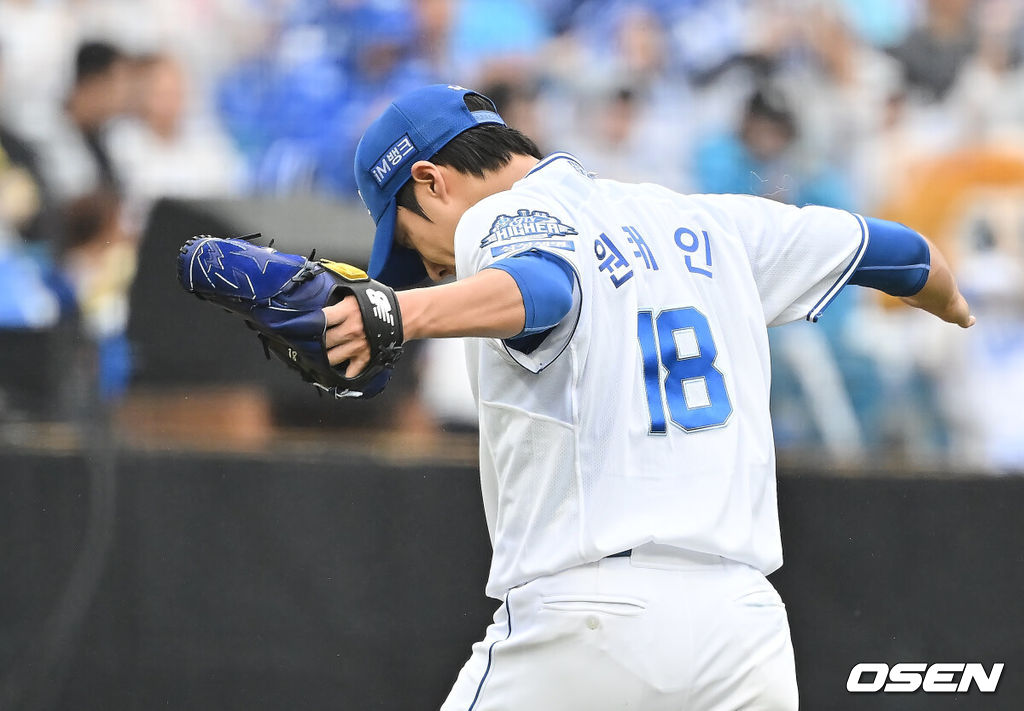 7일 대구 삼성라이온즈파크에서 2025 신한 SOL뱅크 KBO 와일드카드 결정전 삼성 라이온즈와 NC 다이노스의 경기가 열렸다. 홈팀 삼성은 원태인이 방문팀 NC는 로건이 선발 투수로 출전했다. 삼성 라이온즈 선발투수 원태인이 4회초 2사 1,2루 NC 다이노스 오영수를 좌익수 플라이로 잡고 환호하고 있다. 2025.10.07 / foto0307@osen.co.kr
