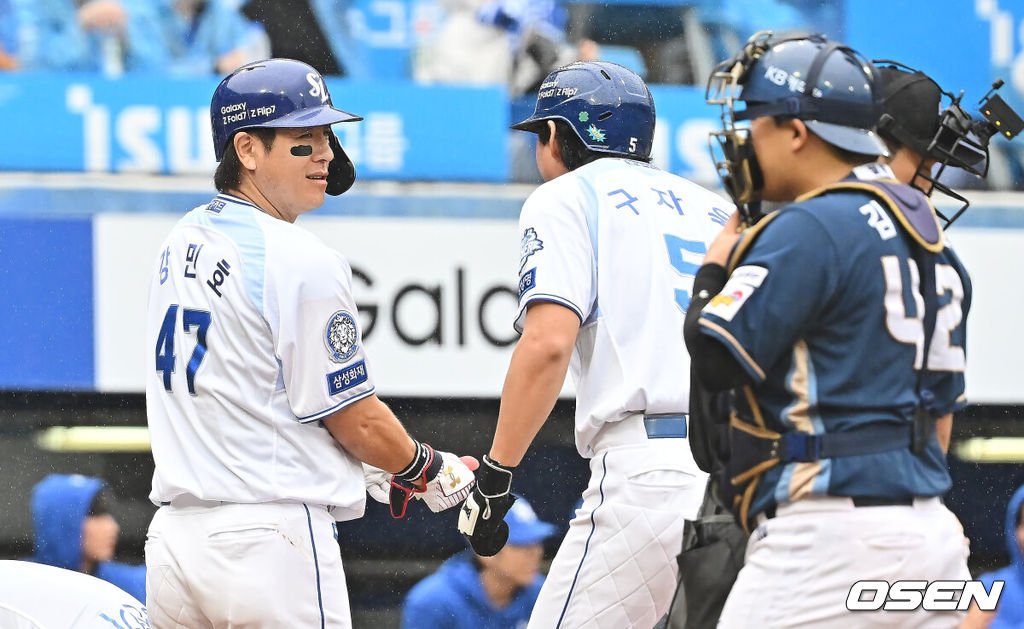 7일 대구 삼성라이온즈파크에서 2025 신한 SOL뱅크 KBO 와일드카드 결정전 삼성 라이온즈와 NC 다이노스의 경기가 열렸다. 홈팀 삼성은 원태인이 방문팀 NC는 로건이 선발 투수로 출전했다. 삼성 라이온즈 강민호가 1회말 2사 만루 밀어내기 볼넷으로 득점을 올린 구자욱과 기뻐하고 있다. 2025.10.07 / foto0307@osen.co.kr